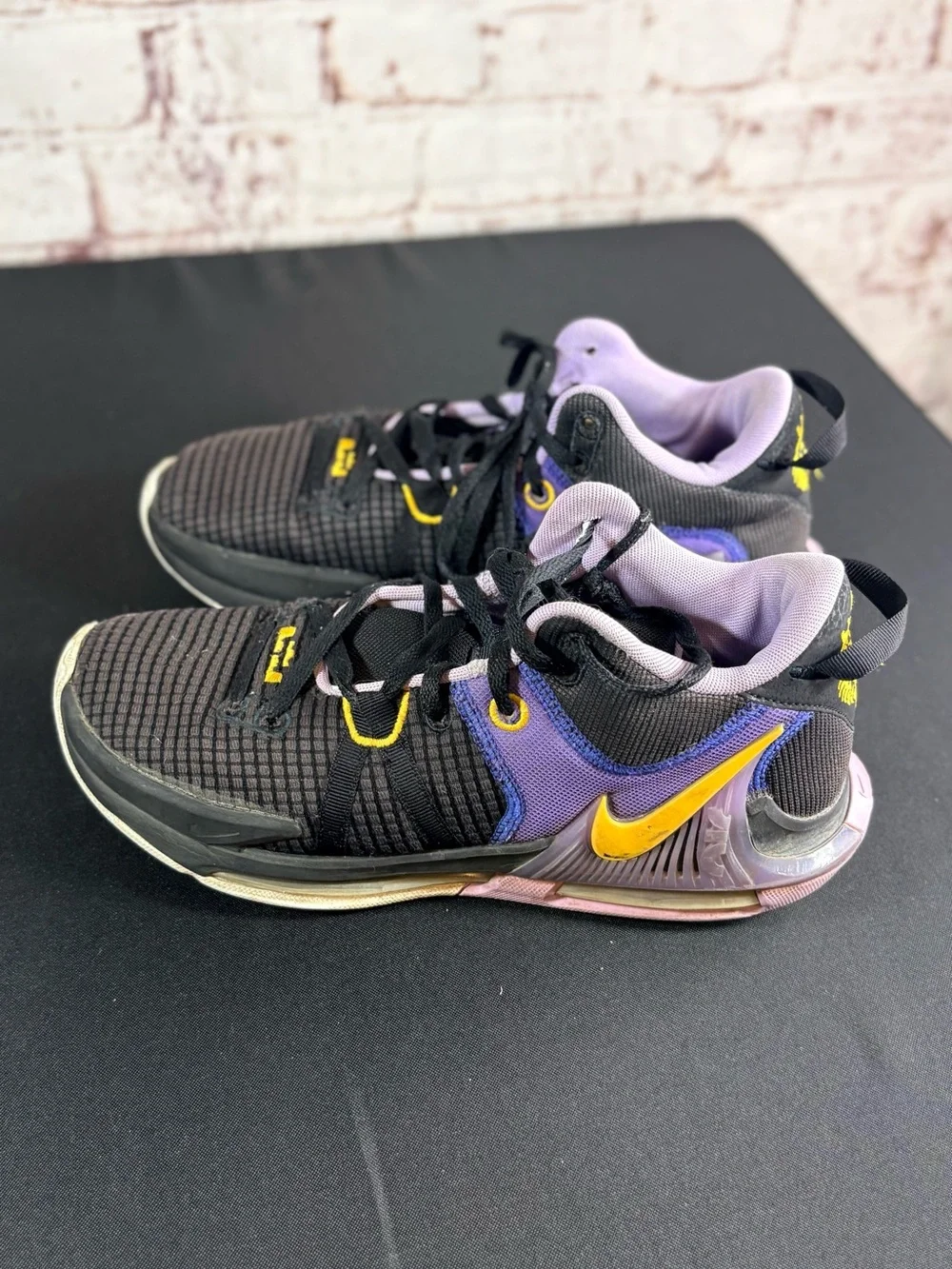 Nike mensBlack, Purple & Yellow Basketball Sneakers